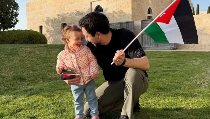 الأميرة ايمان الحسين تخطف الانظار بفيديو عفوي مع الامير الحسين في يوم العلم