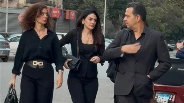 الحزن يسيطر على ليلى الفاروق في عزاء والدها. صور