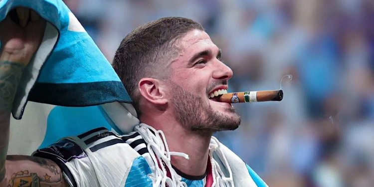 “سكالوني” ماسك المنقاش وبيفلي في قماشة بطل العالم