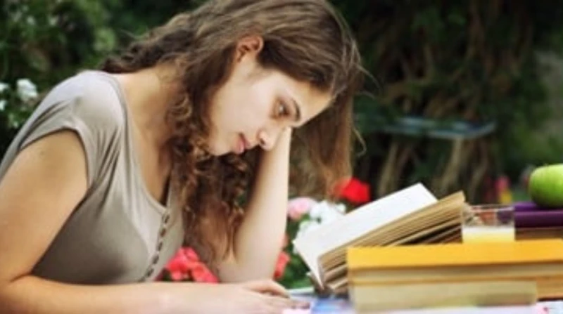 بين التحصيل العلمي والاكتئاب. كيف تتحول درجات المدرسة إلى مصدر قلق للفتيات