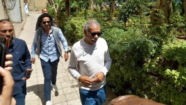 سيد رجب يستقبل العزاء في والد زوجته