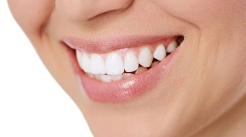 وداعاً للمستحضرات المكلفة. 5 أطعمة تساعد على تبييض الأسنان