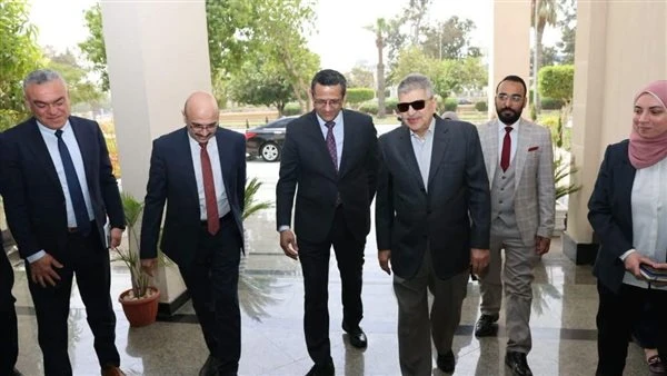 هيئة قناة السويس ونقابة الصحفيين تطلقان برنامجًا تدريبيًا بالإسماعيلية لتعزيز مهارات الإعلاميين