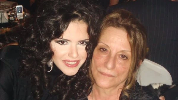 ستة سنوات سوداء. دنيا عبد العزيز تحيي الذكرى السادسة لوفاة والدتها