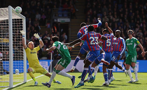 نيوكاسل “اتثبت” في الوقت الضايع. “أوسولا” سجل وبالاس كسب بالقاضية