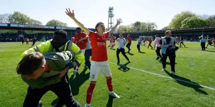 خناقة واقتحام ومطواة كروية. روتشديل بلع الطعم ويورك طار باللقب