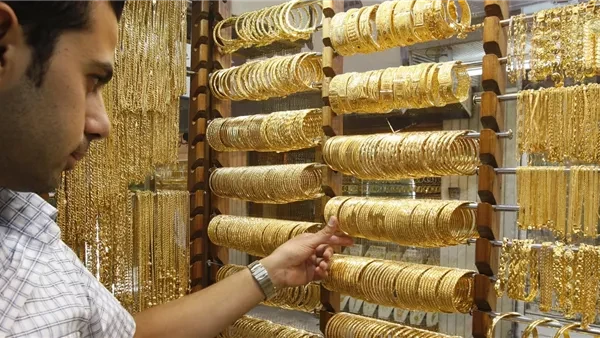 قفزة ثم هبوط مفاجئ.. ماذا يحدث في سوق الذهب والدولار الآن؟