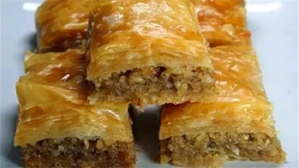 ​"فطيرة العزومات" المصرية.. أسرار القرمشة واللون الذهبي لصينية "الرقاق باللحمة"