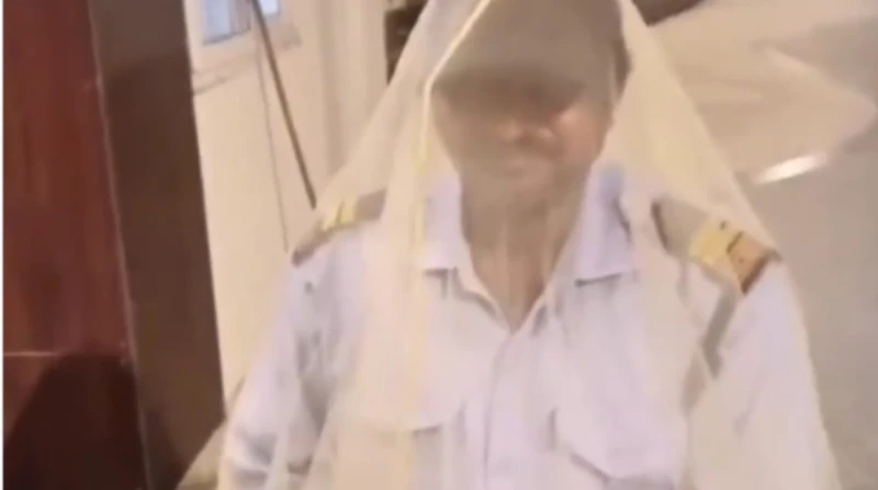 حارس أمن هندي يثير الجدل بتصرف غريب لمواجهة الناموس الليلي (فيديو)