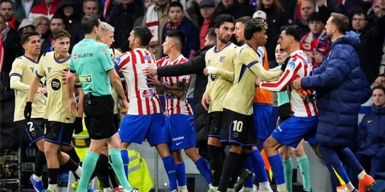 صافرة كوفاتش تدير مباراة برشلونة وأتلتيكو في دوري الأبطال