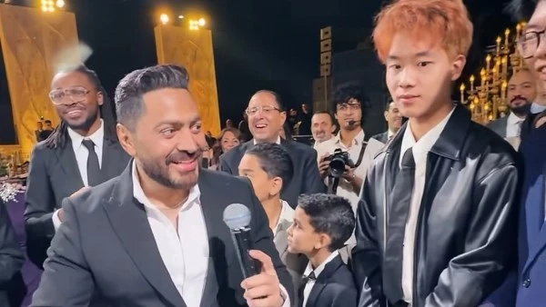 تامر حسني يوحّد ثقافات العالم بالغناء صور