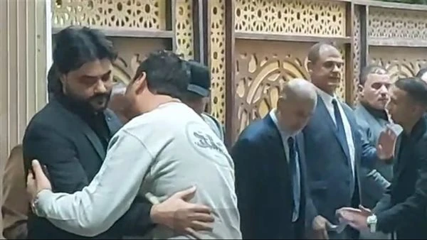 محمود حمدان يستقبل عزاء والده بالحامدية الشاذلية وسط حضور فني