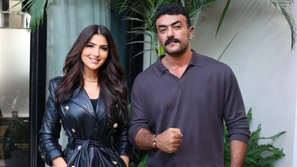 أحمد العوضي ومي عمر يعودان من المجر بعد 4 أيام لاستكمال شمشون ودليلة في مصر