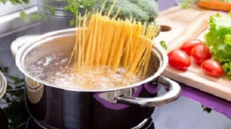 تفاعلات كيميائية خطيرة. خبراء يحذرون من إضافة الملح إلى المكرونة