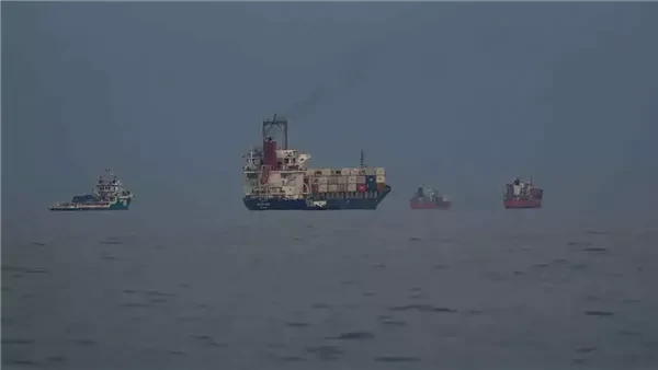 مناورات "عنق الزجاجة": إيران تدرس تعليق الملاحة في هرمز لتجنب صدام مباشر مع ترامب