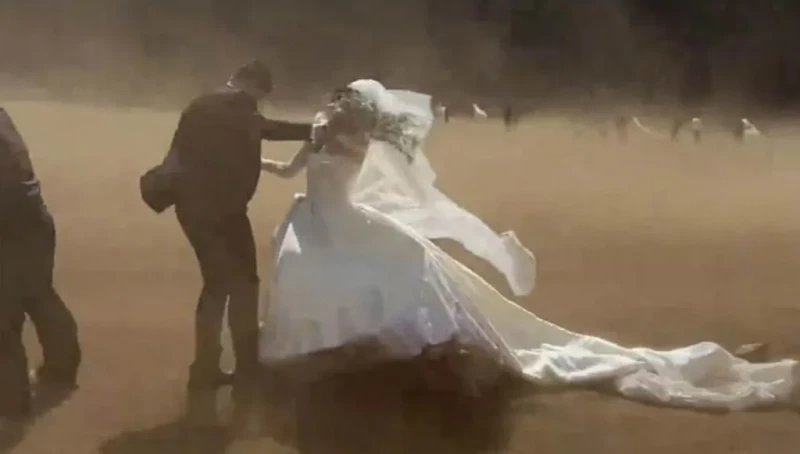 زفاف يتحوّل عاصفة مفاجئة تضرب العروسين (فيديو)