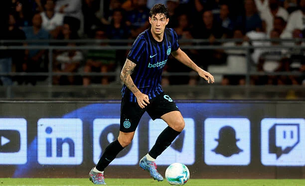 “باستوني” قرر يبيع الهوى الكتالوني ويشتري “حب الأفاعي”