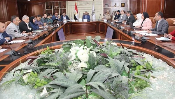 محافظ بني سويف يناقش مستجدات سير العمل بمشروعات المرحلة الأولى من “حياة كريمة”