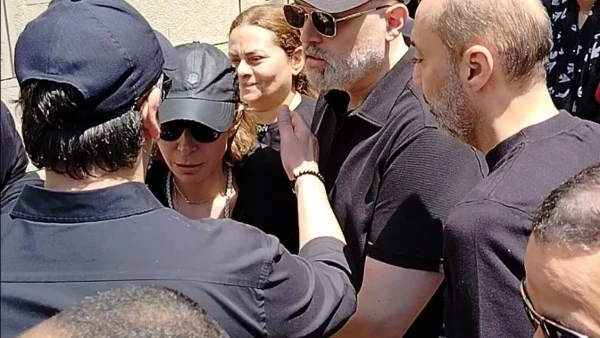 كريم عبدالعزيز وإياد نصار وأحمد مالك.. نجوم الفن يواسون الفنانة منة شلبي في جنازة والدها