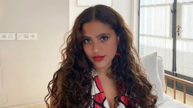 جنا عمرو دياب تشوق الجمهور لألبومها الأول. متى يطرح