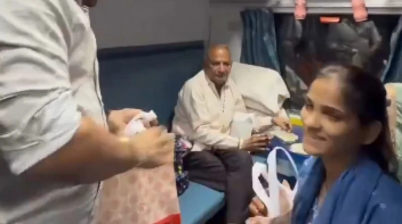 على طريقة "عايز حقي". عائلة هندية تحول عربة قطار إلى "قاعة أفراح" صاخبة