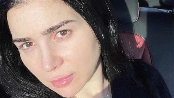 رجعت للشعر الأسود. مي عز الدين تشارك الجمهور نيو لوك لها