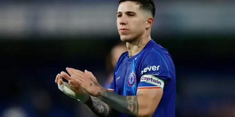 “إنزو” بـ يتدلع. وتشيلسي يركنه دكة بقرار تأديبي