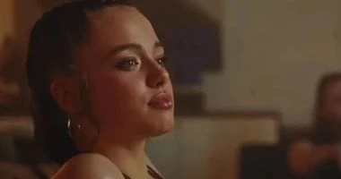 شيلوه جولى تخطف الأنظار فى أول ظهور فنى لها