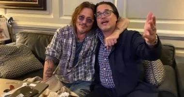 جوني ديب يدخل عالم المشروبات.. إطلاق رم فاخر يحمل بصمته الشخصية