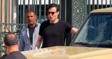 أمير عيد يساند طليقته ليلى فاروق بجنازة والدها