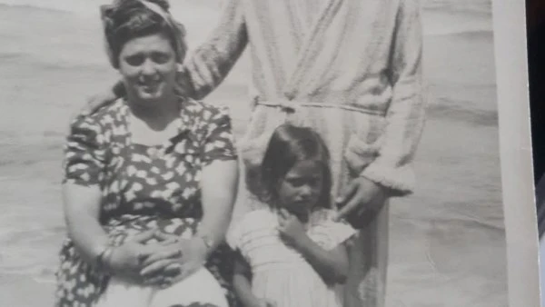 بصورة شمس البارودي تسترجع ذكريات من طفولتها