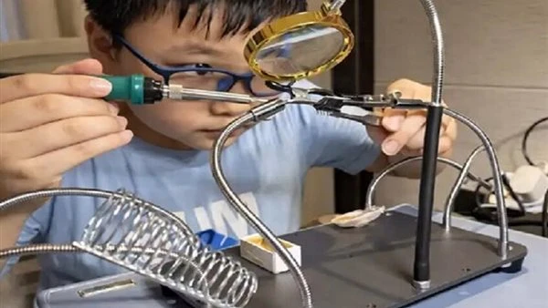 من الطائرات الورقية إلى هندسة النفاثات.. طفل يصنع محرك طائرة في غرفته الخاصة