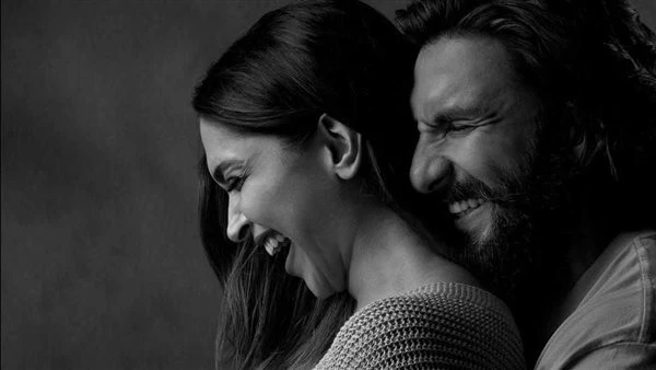 بخرزة زرقاء. ديبيكا بادكون تعلن حملها الثاني