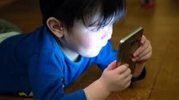 من الأب إلى الابن.. ماذا يفعل الريلز بالعلاقات العائلية؟