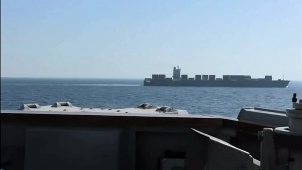 الجيش الأمريكي ينشر لحظة اعتراض السفينة الإيرانية "توسكا"