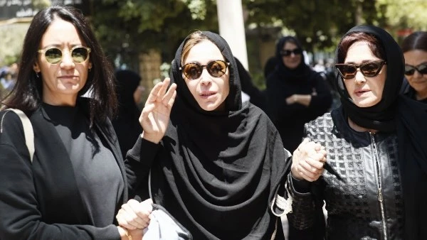 لبلبة وكريم عبد العزيز يساندان منة شلبي في جنازة والدها