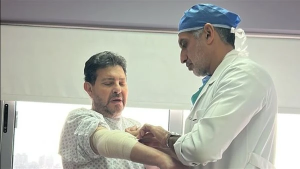 من المستشفى. طارق الشناوي يكشف حقيقة الصورة المتداولة لـ هاني شاكر