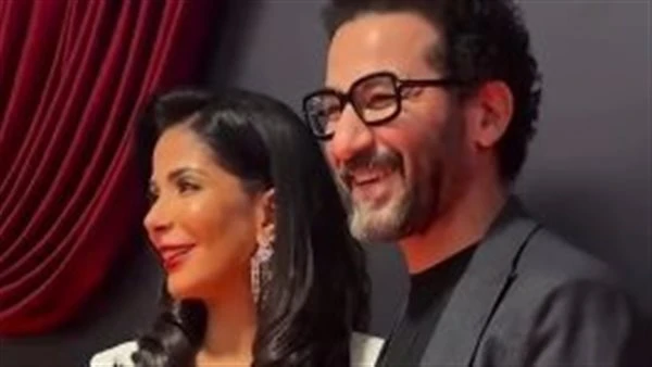 رسمها بإيده. أحمد حلمي يشارك الجمهور لوحة لزوجته منى زكي من سنة 1999