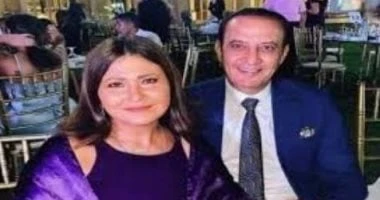 دينا رامز وزوجها طارق علام يأخذان عزاء والدها اليوم