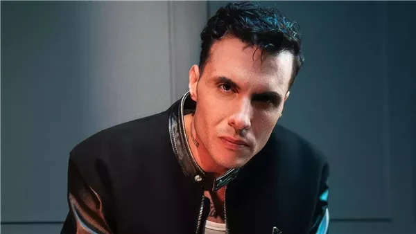 أمير عيد يتصدر التريند بعد إثارته للجدل أثناء حضوره عزاء والد طليقته