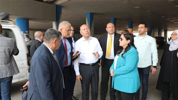 محافظ القاهرة يفاجئ منطقة السلام ويشدد على منع المواقف العشوائية ورفع الإشغالات