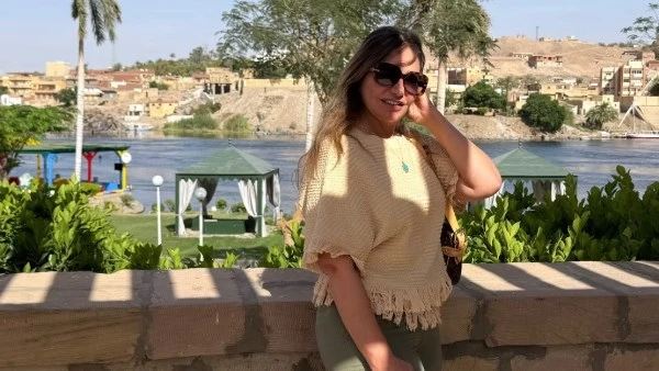ليلى علوي تخطف الأنظار في إطلالة أنيقة من أسوان
