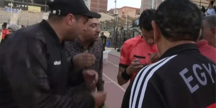 باقة طنطا طيّرت طاقم التحكيم. والموبايل لبّس الكل في الحيطة