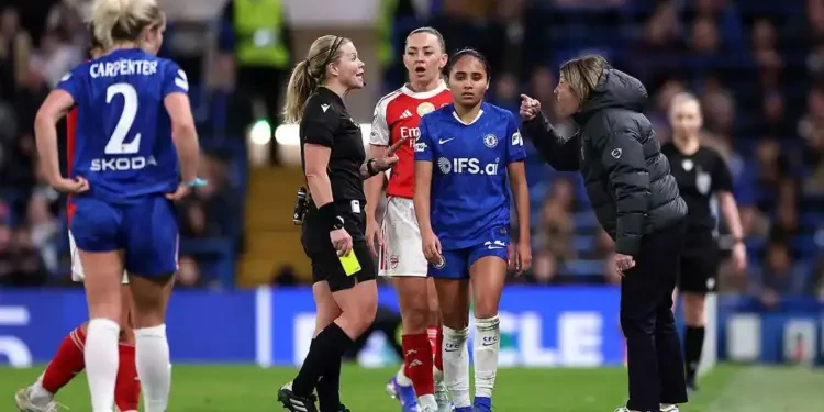 بالمكواة والسيشوار. ديربي لندن النسائي قلب “مجزرة”