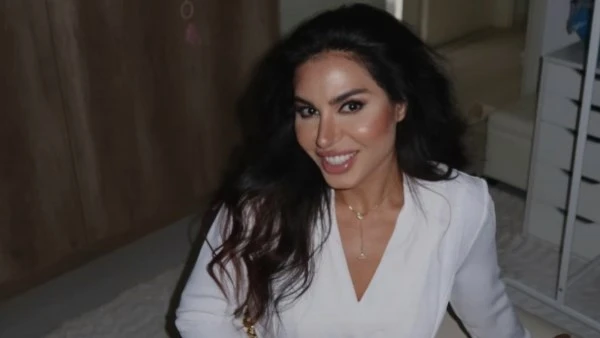 بالأبيض. نسرين أمين تستعرض اناقتها