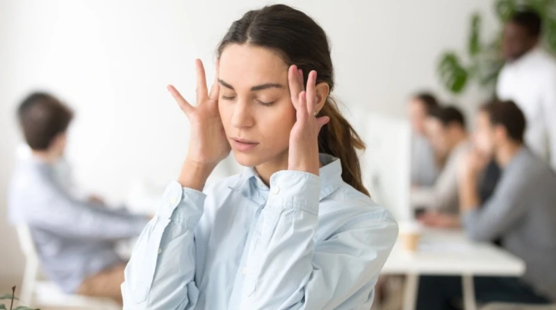 انتبهي لهذه الأعراض. كيف يؤثر توتر العمل على هرمونات النساء
