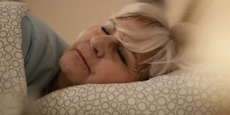 هل «النوم لساعات طويلة» دليل على راحة الجسد أم هروب نفسي؟. طبيبة نفسية تكشف