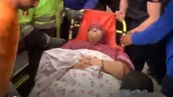 إنقاذ سيدة مريضة وإنزالها من الطابق السادس بالمطرية ونقلها للمستشفى