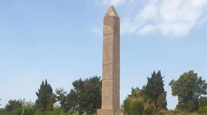 كنز مصري مسروق. مسلة فرعونية وسط حقول إسرائيل