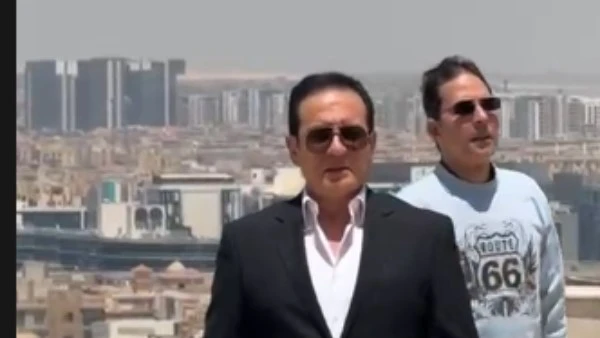 صاحب عمره.. وصول محمد ثروت إلى جنازة هاني شاكر